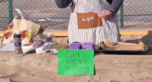 En dag dukket Bakemester Harepus opp i barnehagen! Han viste oss hvordan vi kan bake pepperkaker